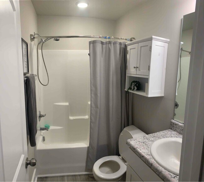 Foto del edificio - 813 Whites Ln