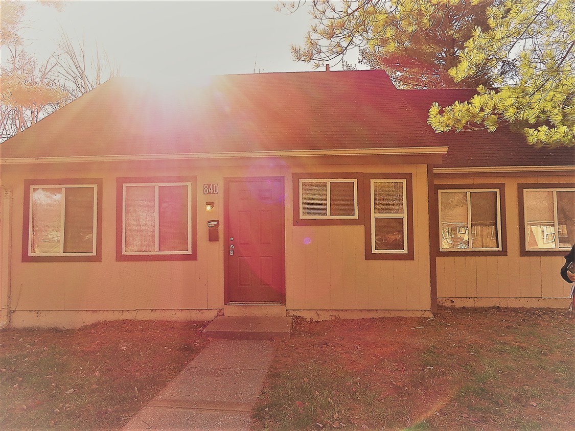 Primary Photo - 840 Dawnview Ct