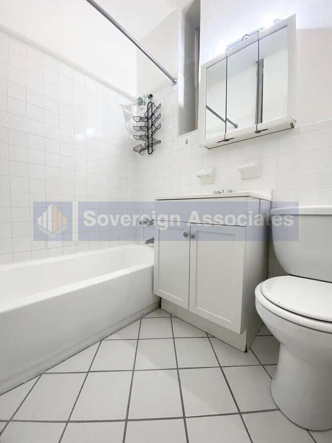 Foto del edificio - 235 West 103RD ST
