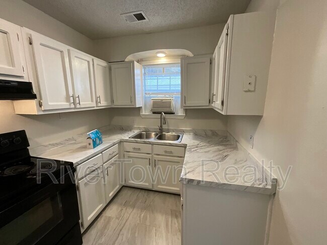 Building Photo - 2677 Larose Ave