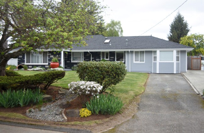 Building Photo - Updated 3 Bed 2 Bath Rambler with Bonus Room