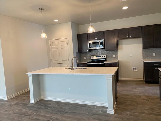 Building Photo - 525 CR 306