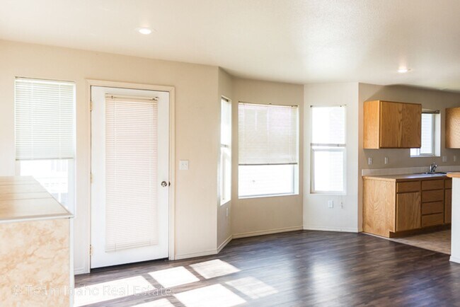 Building Photo - Garfield Duplex 4