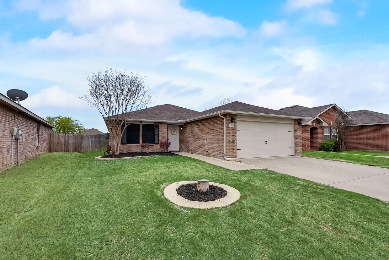 1381 Hillside Dr, Burleson, TX 76028 House Rental in Burleson, TX