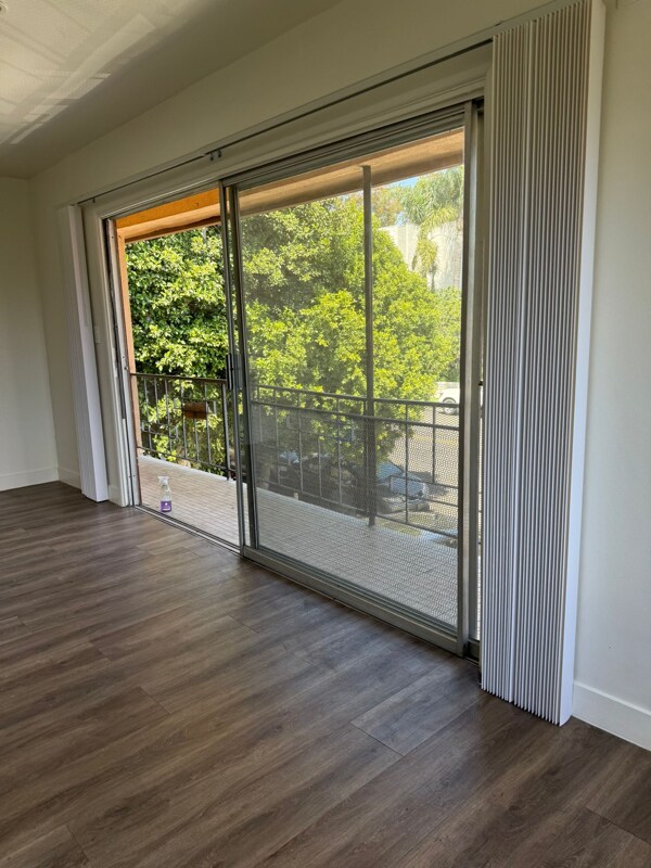 Foto del edificio - 1339 N Hobart Blvd