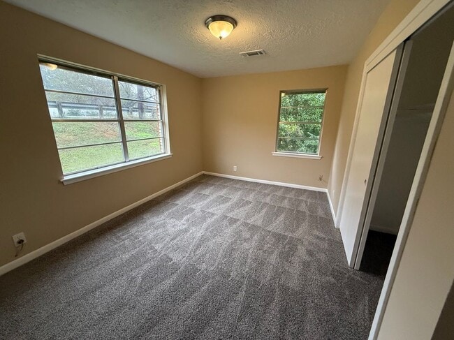 Building Photo - 107 State Hwy 75 N