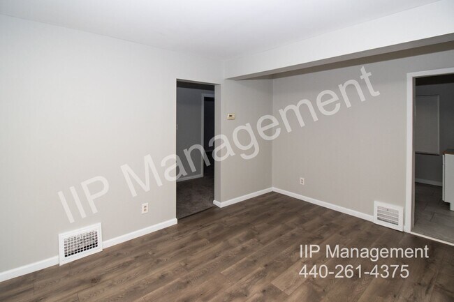 Building Photo - Bright Updated 2BD/1BA DOWN Unit in Lee-Ha...