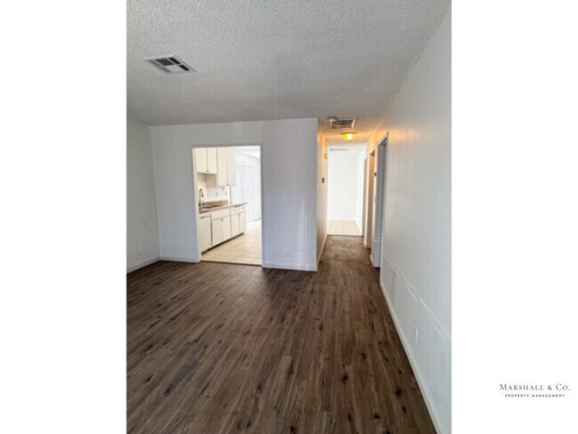 Foto del edificio - Spacious 2br/1ba, LOW Sec. Deposit, NEW FLOORS, LRG. Bedroooms, Private Patio, Garage!!