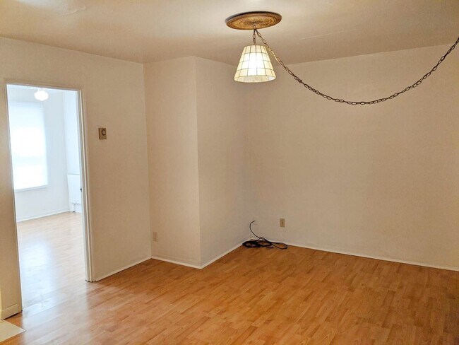 Building Photo - Charming 1 bedroom/1 bathroom duplex- avai...