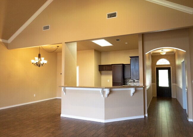 Open concept living space - 488 Harbor Oaks Dr