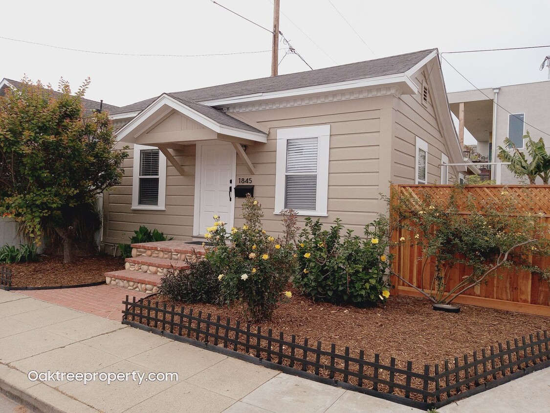 Primary Photo - Charming 2 bedroom 1 bath with fenced yard