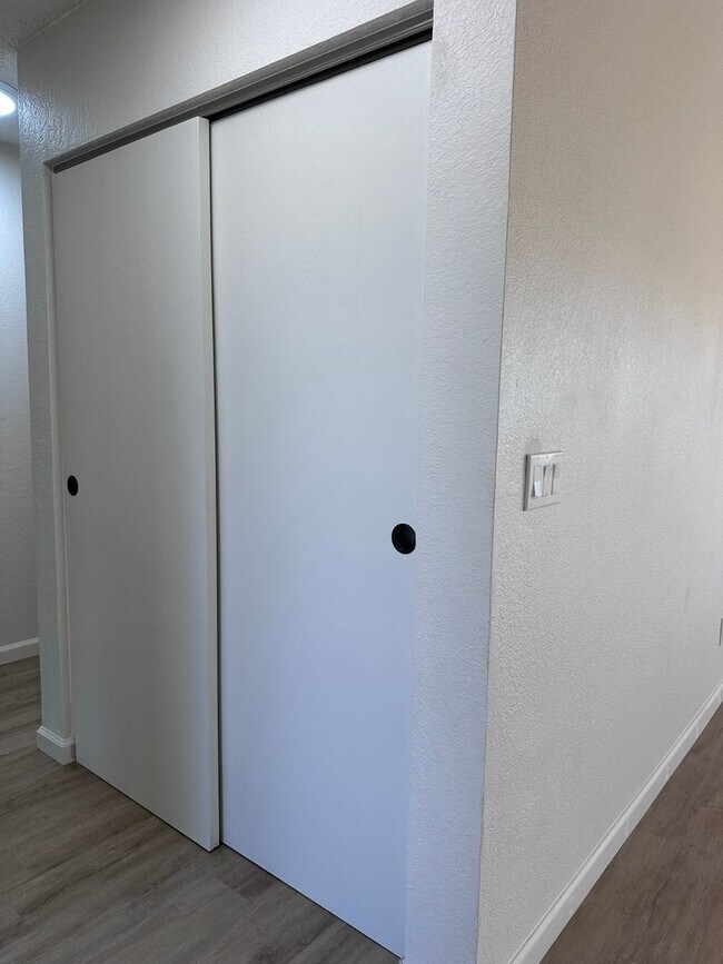 Foto del edificio - Excellent Florin Area 3bd/2bath home updat...