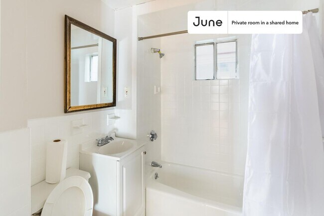 Foto del edificio - Private bedroom in 4 bed/1 bath Home