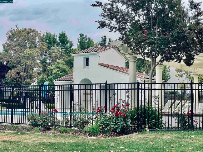Building Photo - 2000 Amaryllis Cir
