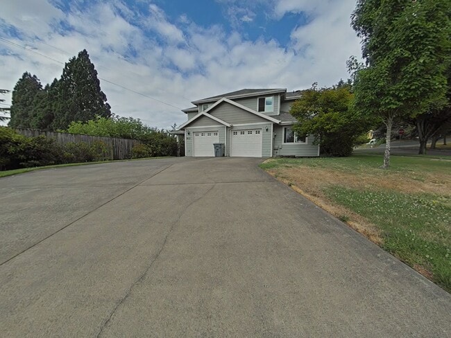Building Photo - House ~ Centrally Located ~ Pet Friendly