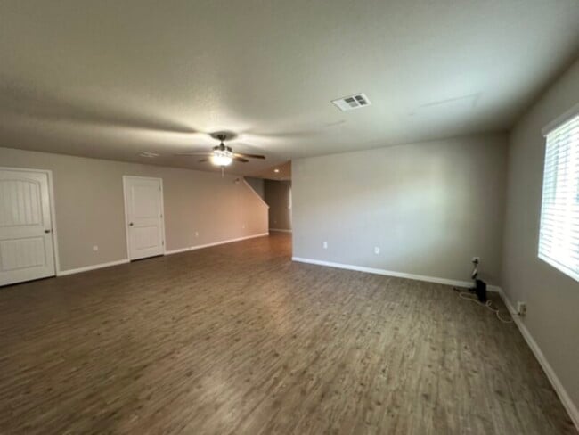 Building Photo - 3BR 2 FB 1HB