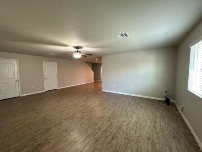 Foto del edificio - 3BR 2 FB 1HB