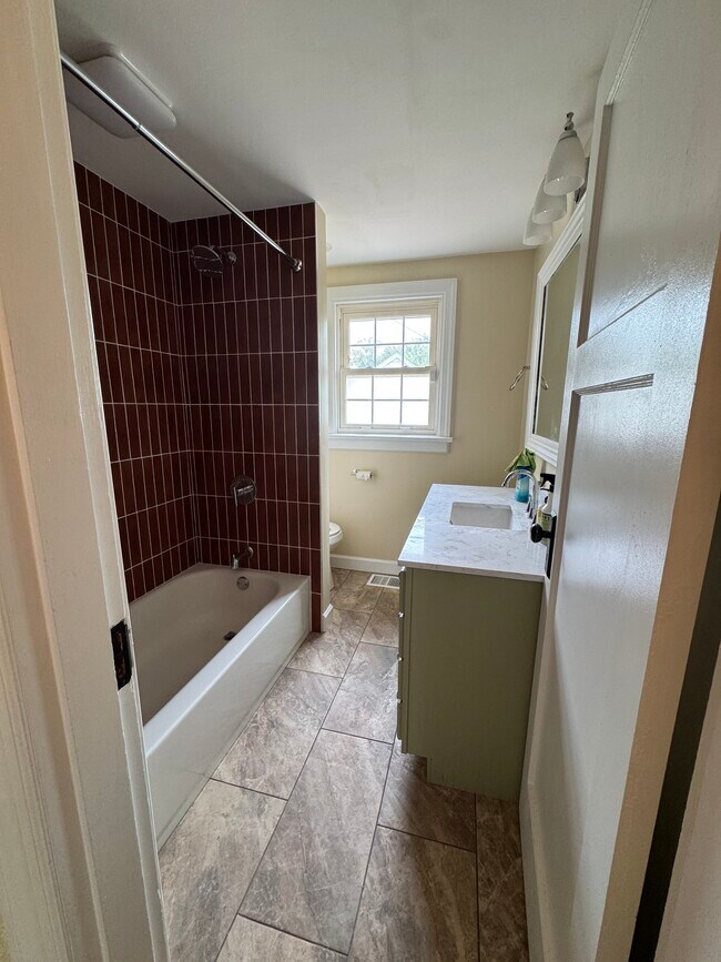 Baño de la planta principal 1 - 1048 Wilmington Ave
