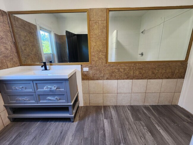 Building Photo - Three Bedroom Single Family Home!