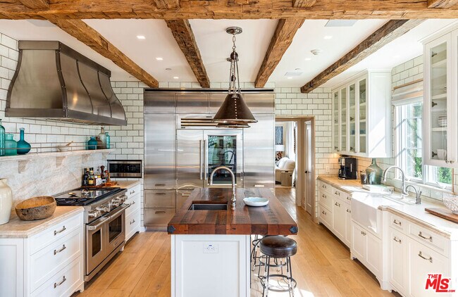 Foto del edificio - 127 Hollister Ave