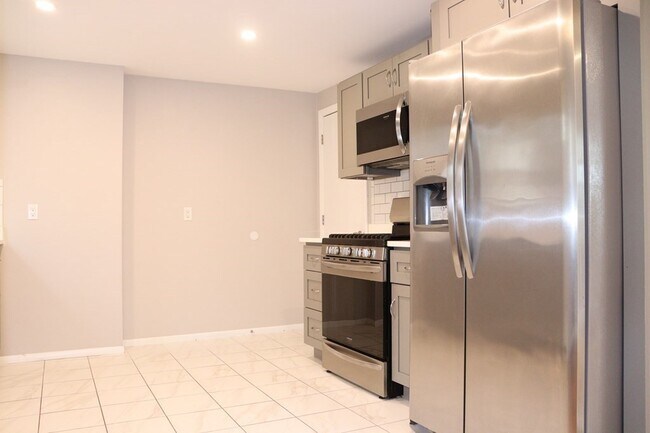 Building Photo - 21 Clark St