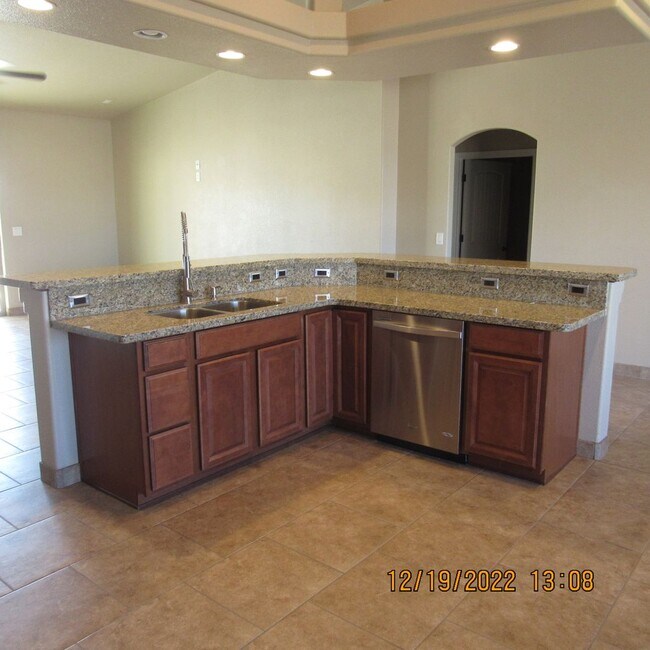 Building Photo - 3bd, 2 bath, 3 car with RV