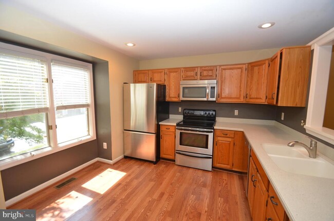 Building Photo - 4031 Lake Glen Rd