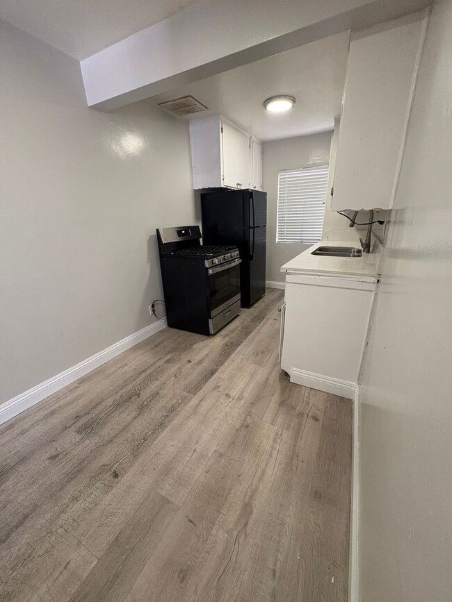 Foto del edificio - 943 E 108th St