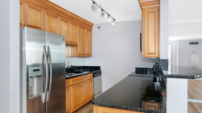 Building Photo - 345 N La Salle Dr