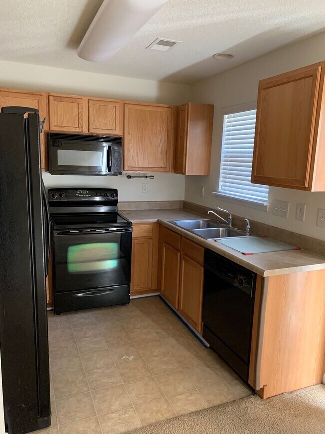 Building Photo - Charming 2 Bed/ 1.5 Bath Townhome in Desir...