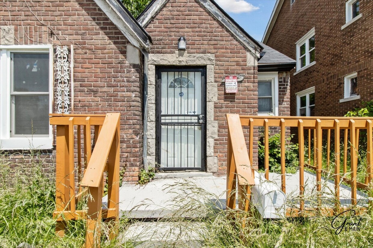 Primary Photo - $1250 3 bedroom bungalow