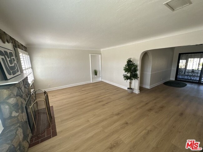 Building Photo - 10410 S Manhattan Pl