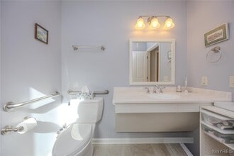 Building Photo - 105 Pine St