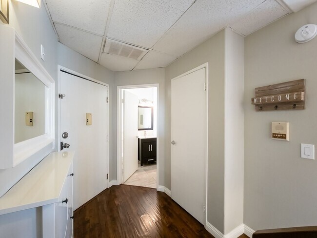 Foto del edificio - Luxury Living in Toluca Lake! OPEN HOUSE JUNE 6TH, 2026 from 11:AM to 12:30 PM