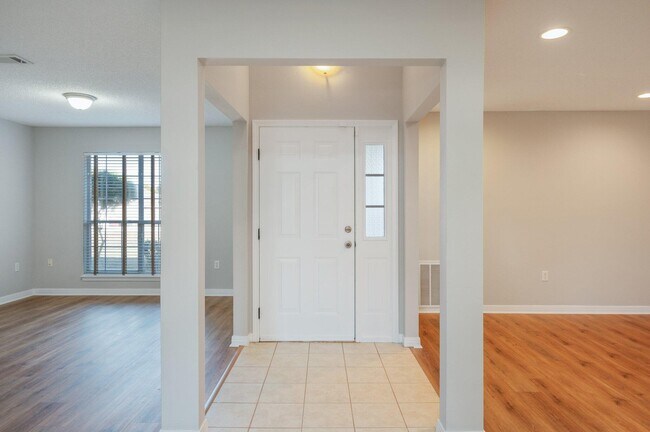 Building Photo - 546 Tikell Dr