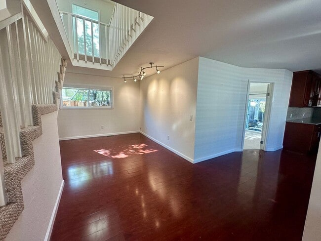Building Photo - Available December 1st! 5 Bedroom 3 Bath U...