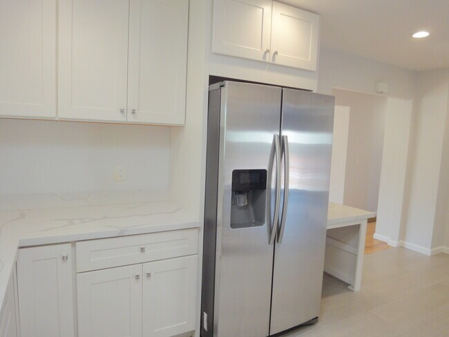 Building Photo - 3 Le Claire Ct