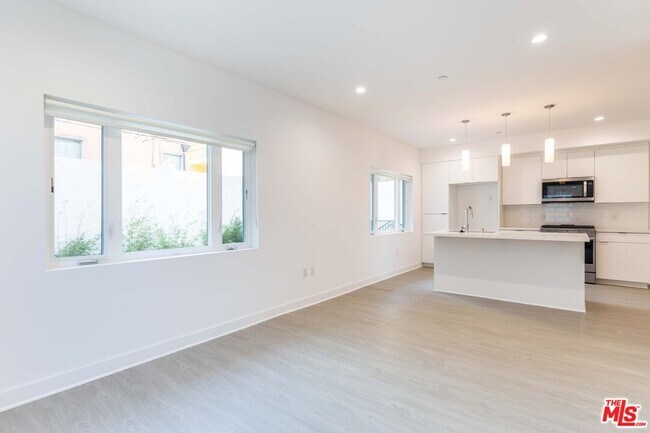 Building Photo - 843 Wilcox Ave