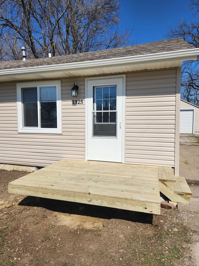 Building Photo - For Sale 3 Bedroom 1 bathroom home with 1 ...