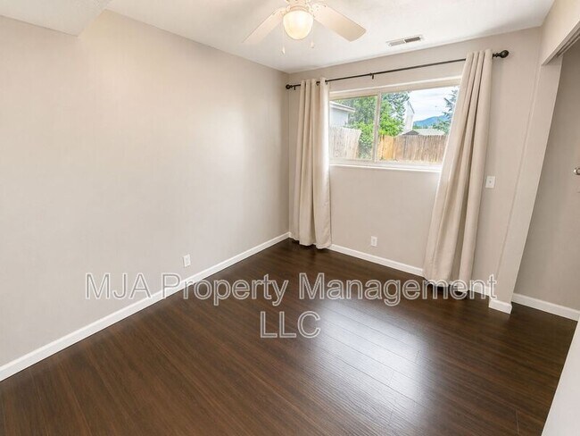 Foto del edificio - 6375 Fuchsia Dr