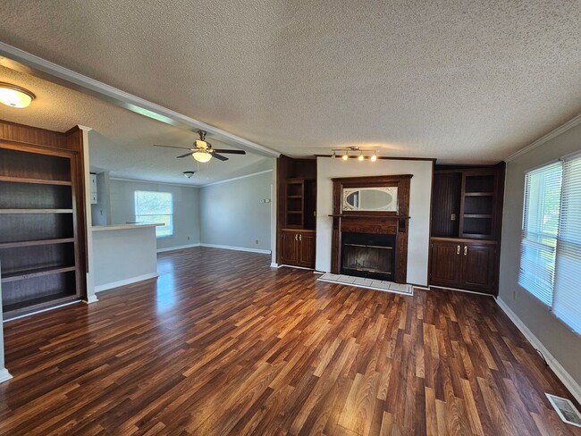 Building Photo - NEW LISTING!!!!!