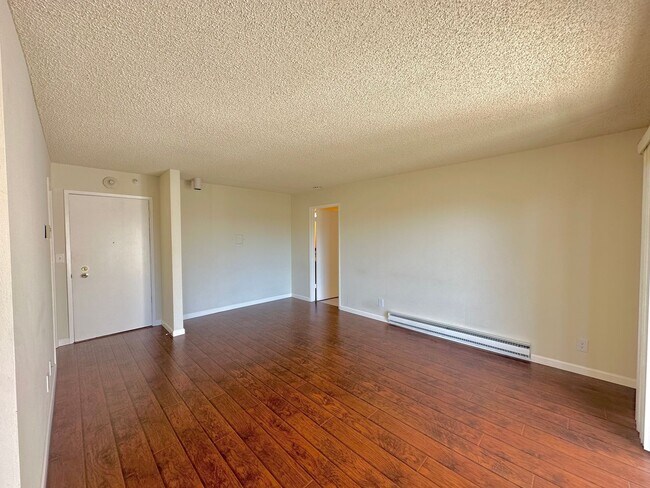 Foto del edificio - $500 OFF FIRST MONTH RENT - 1 Bed 1 Bath Available in Watergate Complex of Emeryville!!!