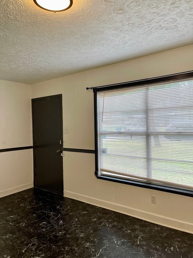 Building Photo - 818 Straight Ln