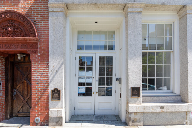 Entrada - 247 Water St