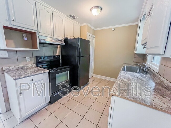Building Photo - 3502 Lakewood Dr