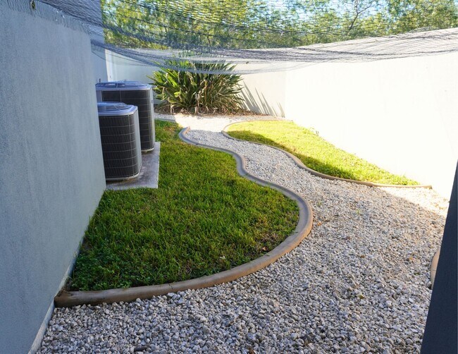 Building Photo - 1445 Ozark Ave