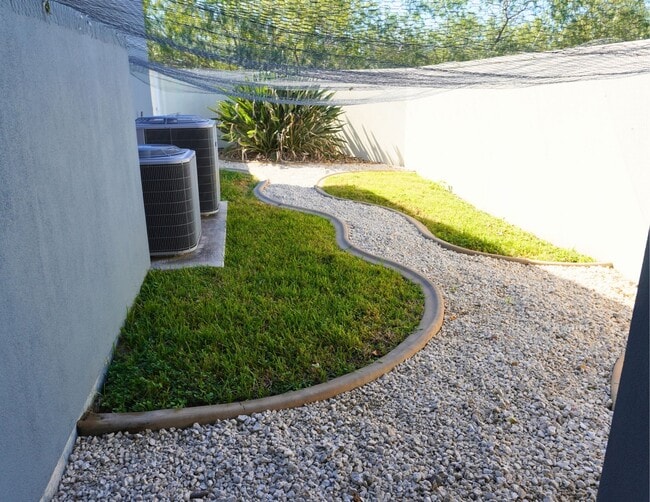 Foto del edificio - 1445 Ozark Ave