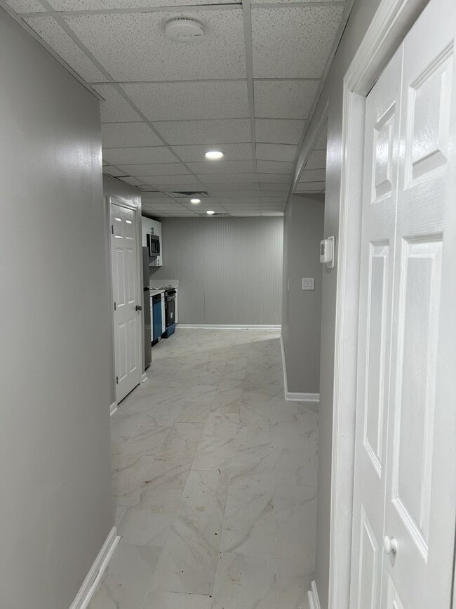Building Photo - Home with Basement Apartment in Newnan, GA
