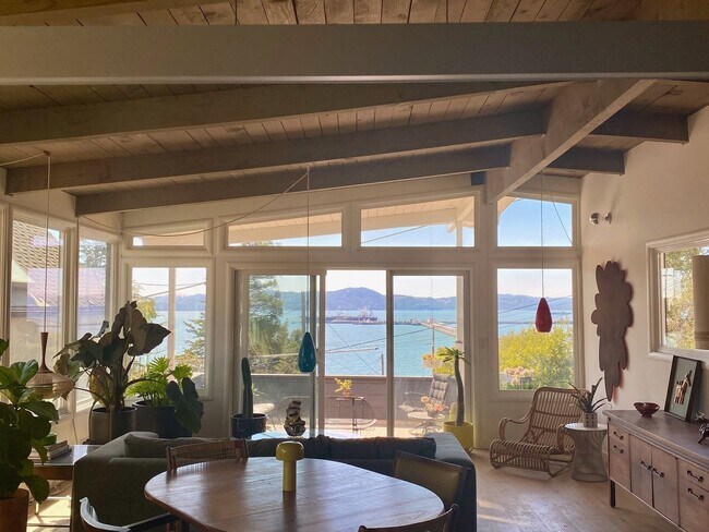 Foto del edificio - Unique 2/2 Mid-Century Home with Breathtak...