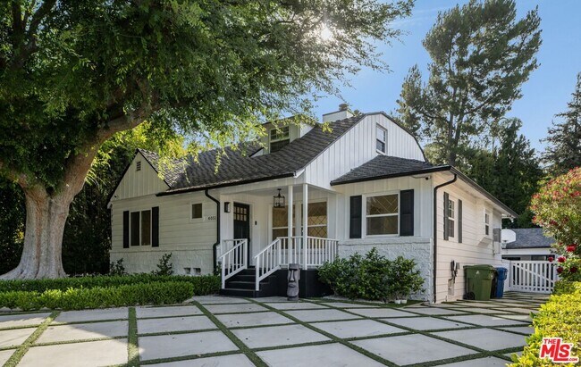 Foto del edificio - 4051 Beverly Glen Blvd